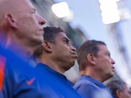 Hlavný tréner Holandska Michael Reiziger počas zápasu Portugalsko - Holandsko vo štvrťfinále na EURO U21 2025 (ME vo futbale do 21 rokov). 