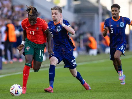 Geovany Quenda (Portugalsko) a Kenneth Taylor (Holandsko) bojujú o loptu počas zápasu Portugalsko - Holandsko vo štvrťfinále na EURO U21 2025 (ME vo futbale do 21 rokov). 