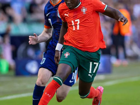 Geovany Quenda (Portugalsko) a Kenneth Taylor (Holandsko) bojujú o loptu počas zápasu Portugalsko - Holandsko vo štvrťfinále na EURO U21 2025 (ME vo futbale do 21 rokov). 