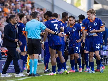 Hráči Holandska protestujú proti udeleniu červenej karty ich spoluhráčovi Rubenovi van Bommelovi počas zápasu Portugalsko - Holandsko vo štvrťfinále na EURO U21 2025 (ME vo futbale do 21 rokov). 