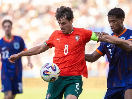 Paulo Bernardo (Portugalsko) a Ryan Flamingo (Holandsko) bojujú o loptu počas zápasu Portugalsko - Holandsko vo štvrťfinále na EURO U21 2025 (ME vo futbale do 21 rokov). 