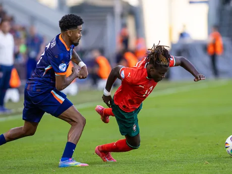 Geovany Quenda (Portugalsko) a Ian Maatsen (Holandsko) bojujú o loptu počas zápasu Portugalsko - Holandsko vo štvrťfinále na EURO U21 2025 (ME vo futbale do 21 rokov). 