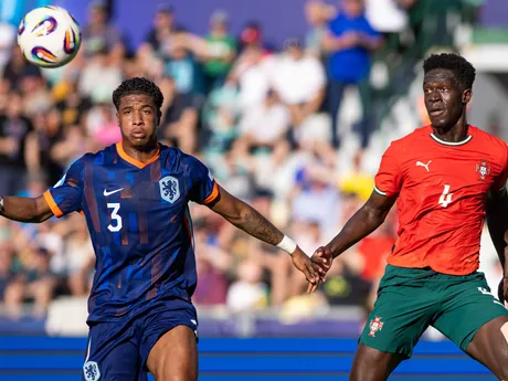 Chico Lamba (Portugalsko) a Ryan Flamingo (Holandsko) bojujú o loptu počas zápasu Portugalsko - Holandsko vo štvrťfinále na EURO U21 2025 (ME vo futbale do 21 rokov). 
