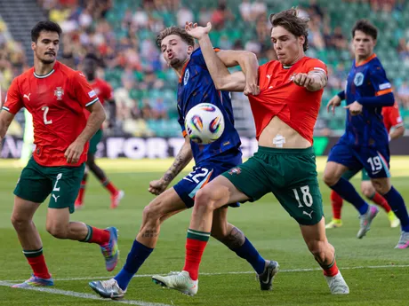 Rodrigo Pinheiro (Portugalsko), Luciano Valente (Holandsko) a Gustavo Sá (Portugalsko) bojujú o loptu počas zápasu Portugalsko - Holandsko vo štvrťfinále na EURO U21 2025 (ME vo futbale do 21 rokov). 