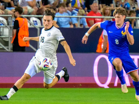 Rocco Reitz (Nemecko) a Johann Lepenant (Francúzsko) počas zápasu Nemecko - Francúzsko v semifinále na EURO U21 2025 (ME vo futbale do 21 rokov).