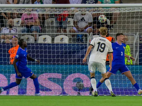 Wilson Odobert (Francúzsko), Nelson Weiper (Nemecko), Quentin Merlin (Francúzsko) počas zápasu Nemecko - Francúzsko v semifinále na EURO U21 2025 (ME vo futbale do 21 rokov).