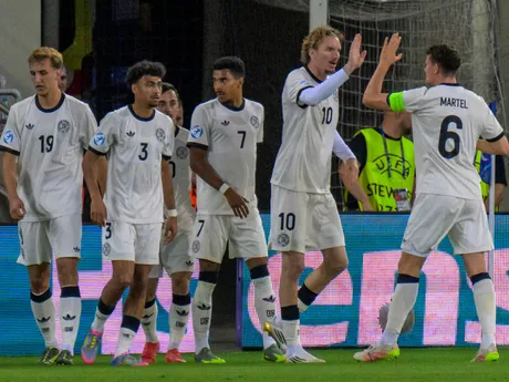 Nemeckí futbalisti sa tešia z prvého gólu počas zápasu Nemecko - Francúzsko v semifinále na EURO U21 2025 (ME vo futbale do 21 rokov).