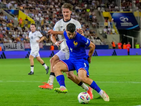 Tim Oermann (Nemecko), Matthis Abline (Francúzsko) počas zápasu Nemecko - Francúzsko v semifinále na EURO U21 2025 (ME vo futbale do 21 rokov).