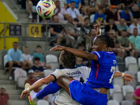 Tim Oermann (Nemecko), Mathys Tel (Francúzsko) počas zápasu Nemecko - Francúzsko v semifinále na EURO U21 2025 (ME vo futbale do 21 rokov).
