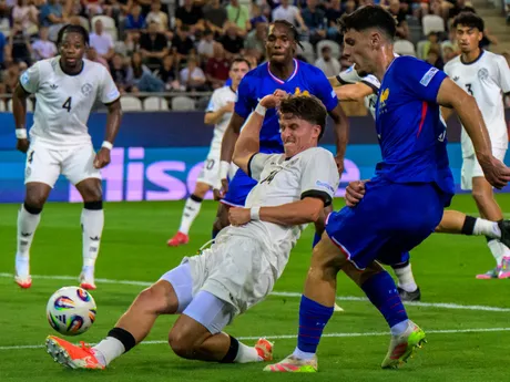 Tim Oermann (Nemecko), Matthis Abline (Francúzsko) počas zápasu Nemecko - Francúzsko v semifinále na EURO U21 2025 (ME vo futbale do 21 rokov).