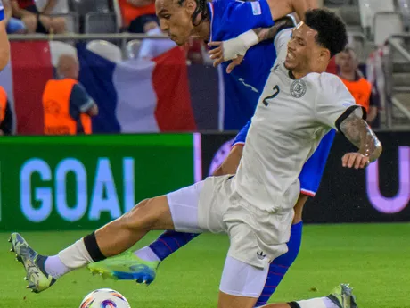 Kiliann Sildillia (Francúzsko), Nnamdi Collins (Nemecko) počas zápasu Nemecko - Francúzsko v semifinále na EURO U21 2025 (ME vo futbale do 21 rokov).