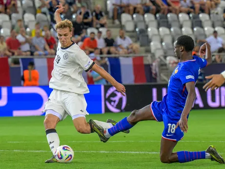 zľava Nelson Weiper (Nemecko), Djaoui Cisse (Francúzsko) počas zápasu semifinále Nemecko - Francúzsko na majstrovstvách Európy hráčov do 21 rokov v Košiciach 
