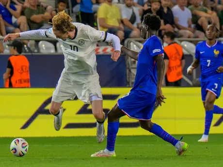 zľava Nick Woltemade (Nemecko), Lucien Agoume (Francúzsko) počas zápasu semifinále Nemecko - Francúzsko na majstrovstvách Európy hráčov do 21 rokov v Košiciach 
