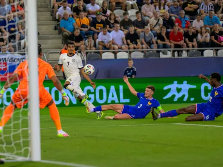 zľava Guillaume Restes (Francúzsko), Ansgar Knauff (Nemecko), Quentin Merlin, Djaoui Cisse (obaja Francúzsko) počas zápasu semifinále Nemecko - Francúzsko na majstrovstvách Európy hráčov do 21 rokov v Košiciach