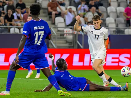 zľava Soungoutou Maga, Castello Lukeba (obaja Francúzsko), Brajan Gruda (Nemecko) počas zápasu semifinále Nemecko - Francúzsko na majstrovstvách Európy hráčov do 21 rokov v Košiciach