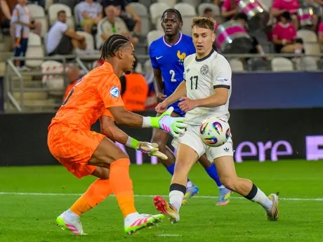 zľava Guillaume Restes, Castello Lukeba (obaja Francúzsko), Brajan Gruda (Nemecko) počas zápasu semifinále Nemecko - Francúzsko na majstrovstvách Európy hráčov do 21 rokov v Košiciach