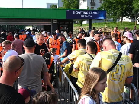 Fanúšikovia pred Futbal Tatran Arénou v Prešove pred zápasom Ukrajina - Dánsko v skupine D na EURO U21 2025.