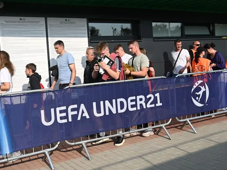 Fanúšikovia pred Futbal Tatran Arénou v Prešove pred zápasom Ukrajina - Dánsko v skupine D na EURO U21 2025.