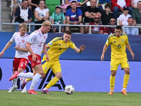 Zľava Oliver Serensen, Conrad Harder, Oleh Ocheretko a Vitalii Roman v zápase Ukrajina - Dánsko v skupine D na EURO U21 2025.