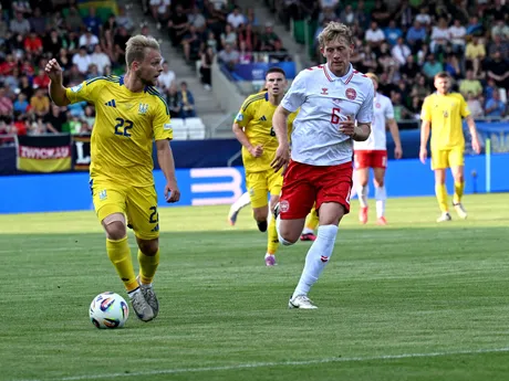 Valentyn Rubchynskyi (vľavo) a Oliver Serensen v zápase Ukrajina - Dánsko v skupine D na EURO U21 2025.