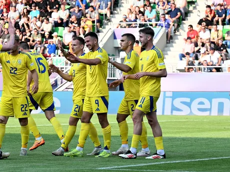 Nazar Voloshyn sa so spoluhráčmi teší po strelenom góle v zápase Ukrajina - Dánsko v skupine D na EURO U21 2025.