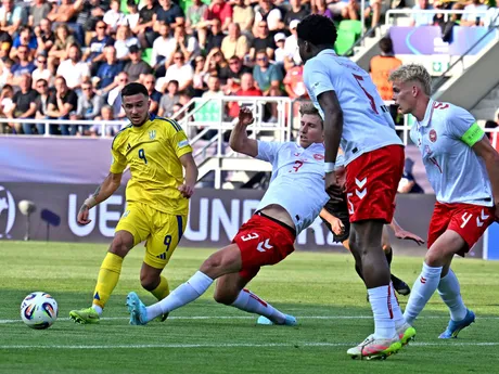 Nazar Voloshyn (vľavo) a Thomas Kristensen v zápase Ukrajina - Dánsko v skupine D na EURO U21 2025.