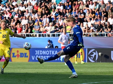 Valentyn Rubchynskyi a brankár Andreas Jungdal v zápase Ukrajina - Dánsko v skupine D na EURO U21 2025.