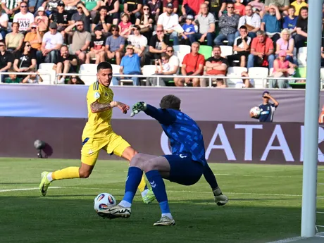 Nazar Voloshyn (vľavo) a brankár Andreas Jungdal v zápase Ukrajina - Dánsko v skupine D na EURO U21 2025.