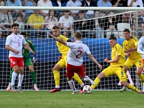 Anton Gaaei (v strede) strieľa na bránku v zápase Ukrajina - Dánsko v skupine D na EURO U21 2025.