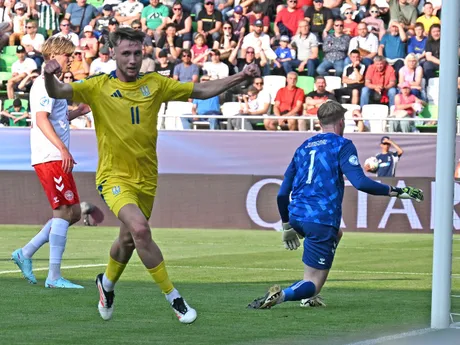 Vladyslav Vanat sa teší po strelenom góle v zápase Ukrajina - Dánsko v skupine D na EURO U21 2025.
