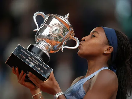Coco Gauffová s trofejou po víťazstve na Roland Garros 2025.