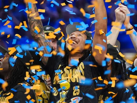Útočník Oklahoma City Jalen Williams oslavuje zisk titulu po víťazstve v rozhodujúcom siedmom stretnutí finálovej série zámorskej NBA proti Indiane Pacers.