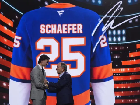 Matthew Schaefer (vľavo) pózuje s komisárom NHL Garym Bettmanom po tom, ako si ho v piatkovom drafte NHL 27. júna 2025 v Los Angeles vybral tím New York Islanders.