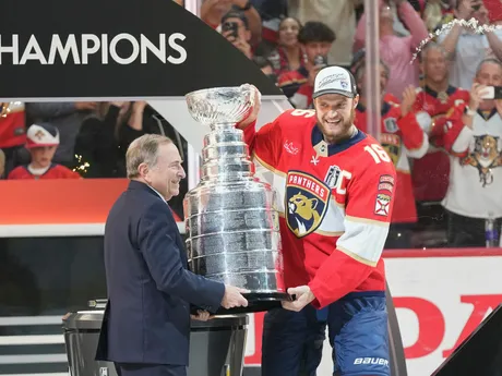 Na snímke kapitán Floridy Aleksander Barkov (vpravo) a komisár hokejovej NHL Gary Bettman držia Stanleyho pohár po šiestom stretnutí finále play off zámorskej NHL Florida Panthers - Edmonton Oilers.