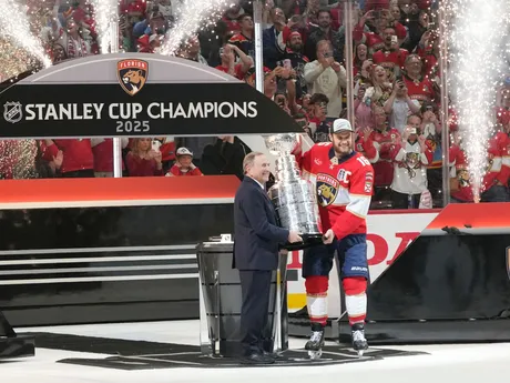 Na snímke kapitán Floridy Aleksander Barkov (vpravo) a komisár hokejovej NHL Gary Bettman držia Stanleyho pohár po šiestom stretnutí finále play off zámorskej NHL Florida Panthers - Edmonton Oilers.