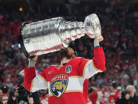 Na snímke hráč Floridy Sam Reinhart bozkáva Stanleyho pohár po šiestom stretnutí finále play off zámorskej NHL Florida Panthers - Edmonton Oilers.