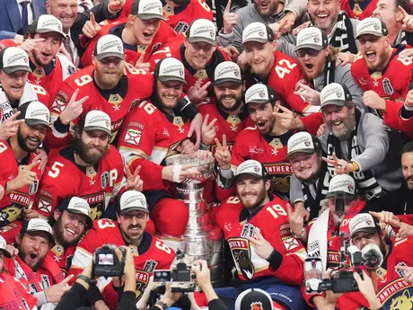 Na snímke hráči Floridy pózujú na spoločnú fotografiu so Stanleyho pohárom po šiestom stretnutí finále play off zámorskej NHL Florida Panthers - Edmonton Oilers.