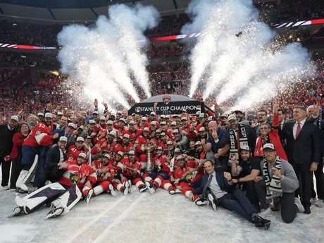 Na snímke hráči Floridy pózujú so Stanleyho pohárom po šiestom stretnutí finále play off zámorskej NHL Florida Panthers - Edmonton Oilers.