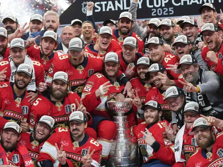 Na snímke hráči Floridy pózujú na spoločnú fotografiu so Stanleyho pohárom po šiestom stretnutí finále play off zámorskej NHL Florida Panthers - Edmonton Oilers.