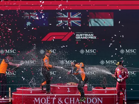 Oscar Piastri, Lando Norris a Charles Leclerc počas Veľkej ceny Rakúska 2025. 