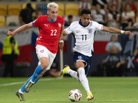 Matěj Hadaš (vľavo) a Omari Hutchinson v zápase Česko - Anglicko v skupine B na EURO U21 2025.