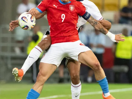 Václav Sejk (vľavo) a Jarell Quansah v zápase Česko - Anglicko v skupine B na EURO U21 2025.