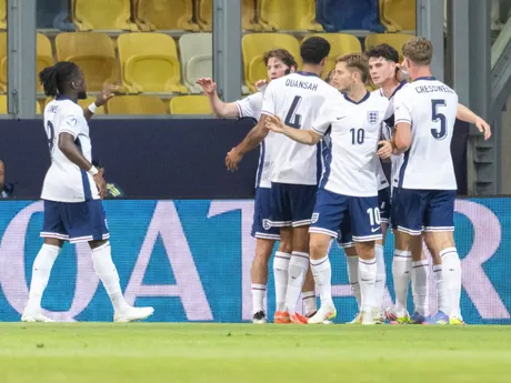 Anglickí futbalisti sa tešia po strelenom góle v zápase Česko - Anglicko v skupine B na EURO U21 2025.