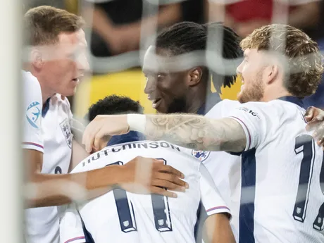 Zľava Elliot Anderson, Omari Hutchinson, Jonathan Rowe a Harvey Elliott sa radujú po strelenom góle v zápase Česko - Anglicko v skupine B na EURO U21 2025.