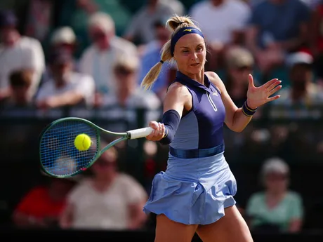 Rebecca Šramková proti McCartney Kesslerovej počas semifinále turnaja WTA v Nottinghame. 