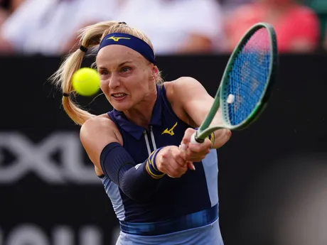 Rebecca Šramková proti McCartney Kesslerovej počas semifinále turnaja WTA v Nottinghame. 
