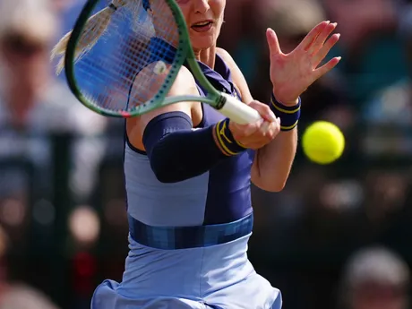 Rebecca Šramková proti McCartney Kesslerovej počas semifinále turnaja WTA v Nottinghame. 