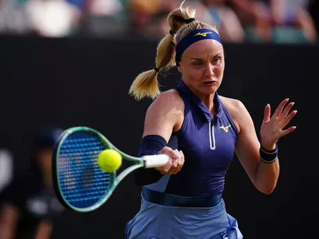 Rebecca Šramková proti McCartney Kesslerovej počas semifinále turnaja WTA v Nottinghame. 