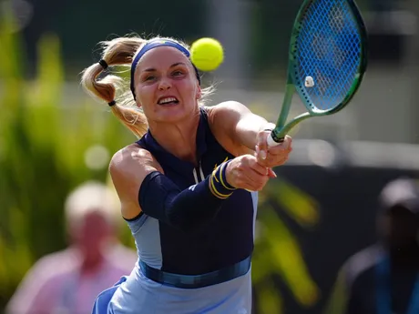 Rebecca Šramková proti McCartney Kesslerovej počas semifinále turnaja WTA v Nottinghame. 