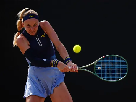 Rebecca Šramková proti McCartney Kesslerovej počas semifinále turnaja WTA v Nottinghame. 